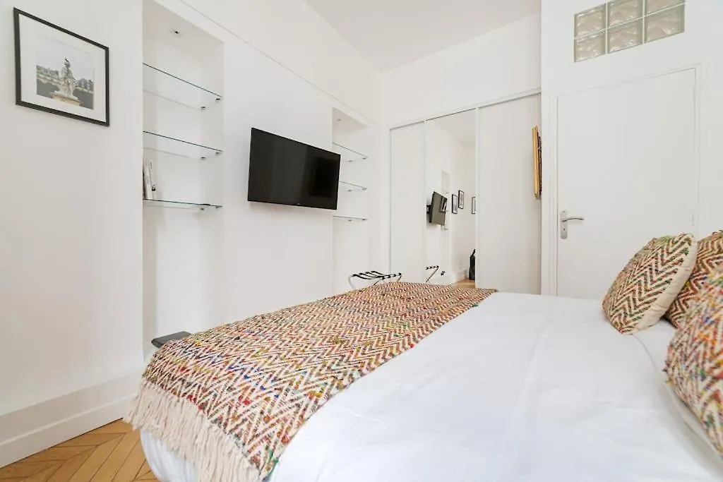 Luxe 1-Br Gem Louvre & Opera Apartment Paris