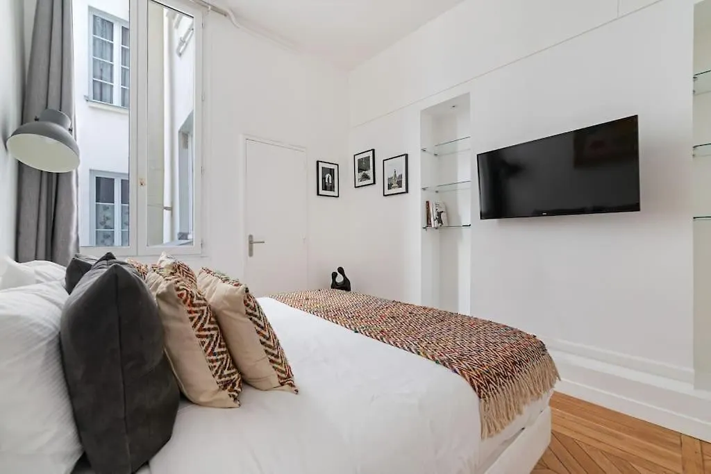 Luxe 1-Br Gem Louvre & Opera Apartment Paris